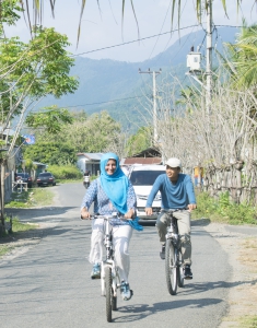Fulbright and East-West Center alumna, Dr. Feriyal on a bike ride in Aceh as part of the 'Women on Wheels' initiative.