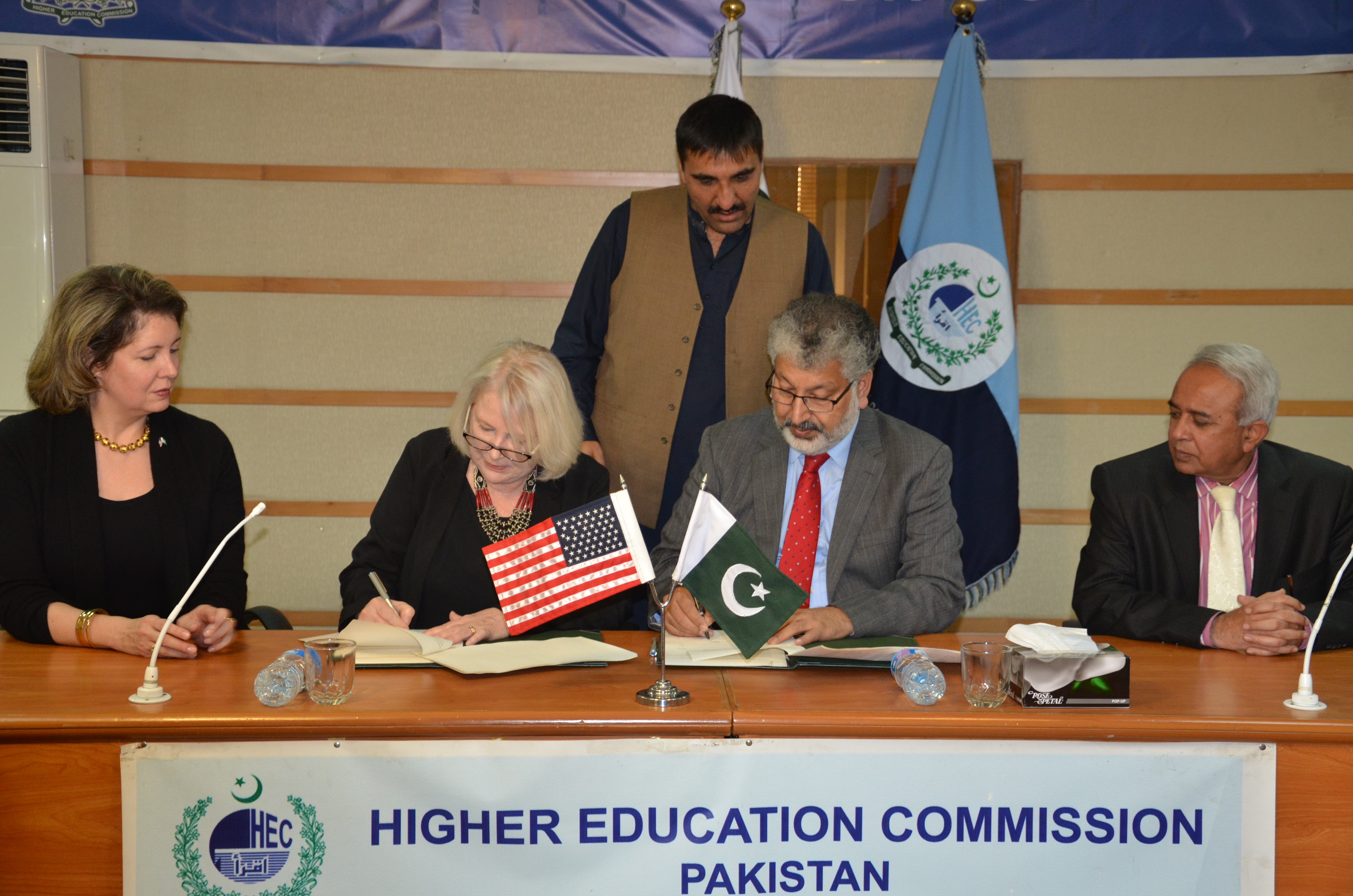 (L-R) Ms. Christina Tomlinson, Counselor Public Affairs, U.S. Embassy; Ms. Rita Akhtar, Executive Director, USEFP; Dr. Mukhtar Ahmed, Chairman, HEC; Dr. Ghulam Bhatti, Member HRD, HEC; (standing) Mr. Jehanzeb Khan, Project Director, HEC
