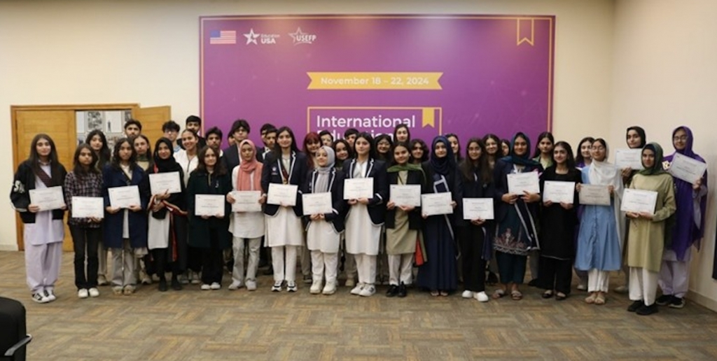 A group photo of Lahore students-2